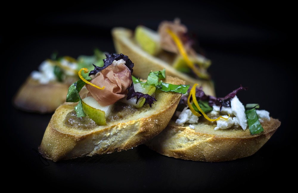 Crostini with Brie and Fig/Orange Sauce